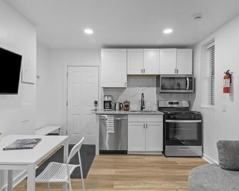 Lawrenceville Central !2 Stylish and Quiet One Bedroom Apartment with Free Street Parking - Pittsburgh - Kuchnia