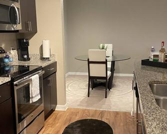 Luxury 1br Apt Rental Unit - Charlotte - Kitchen