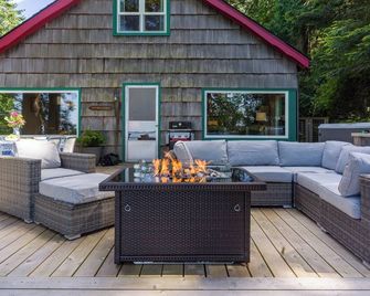 Sandy Beachfront, Hot Tub, Pet-Friendly, Kayaking - Eastsound - Patio