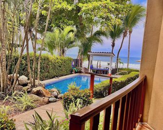 The Backyard Beachfront Hotel - ג'אקו