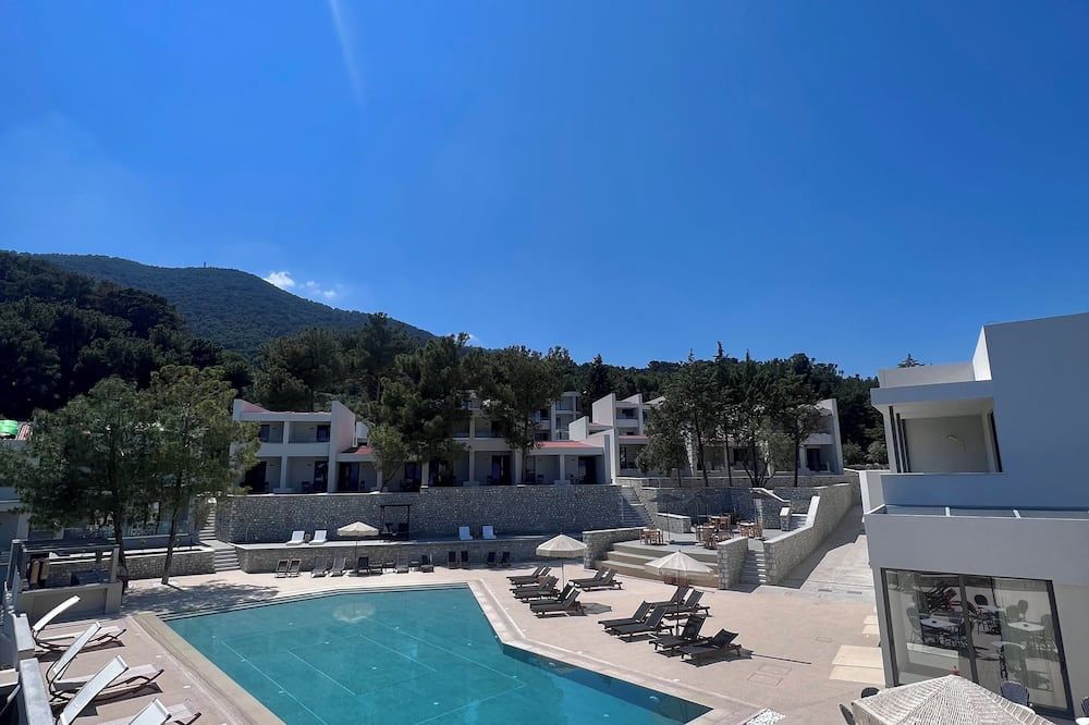 ميثيكال كوست ويلنيس ريتريت - مايتيلين - حوض السباحة