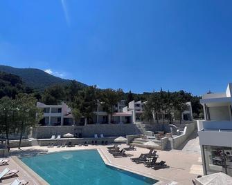 ميثيكال كوست ويلنيس ريتريت - مايتيلين - حوض السباحة