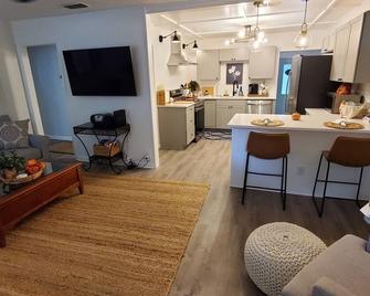 Charming 3-bedroom house in beautiful Bainbridge with AC, Wi-Fi - Bainbridge