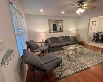 Modern Athens Home 4bd, 3bth - Athens - Living room