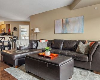 Penthouse Corner | Pool | Hot Tub | Top Floor - Invermere - Wohnzimmer