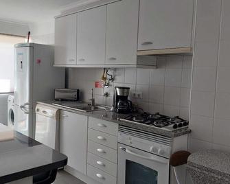 Portinho II-Modern apt with balcony facing the sea - Caniço - Cuisine