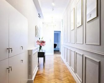 Wislna Main Square Apartments - Krakau - Gang