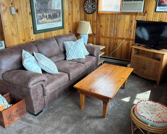 Cozy lakeside home in Three Rivers, great for an outdoorsy bunch! - Three Rivers - Wohnzimmer