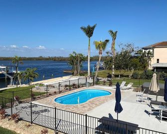 Studio with Patio - Island Paradise - Welcome to our stunning, newly renovated studio condo! - Matlacha - Pool
