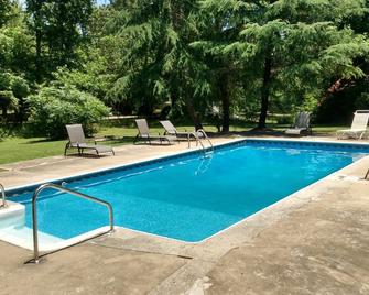 Private Pool - Family Fun 6br / 4 Ba Complete Privacy On Land! - Douglasville - Pool