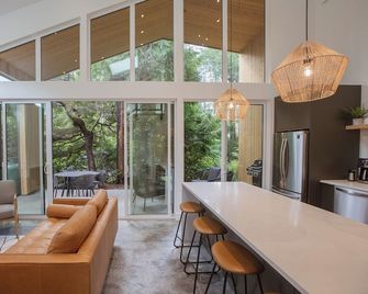Moniker Beach House close to beaches + shops - Tofino - Вітальня
