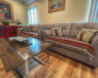 Pacific Beach Getaway Blocks From The Beach - San Diego - Living room