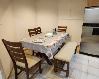 Rental Basement Apartment. Great location, parking, separate entrance, private. - Vaughan - Dining room