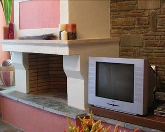 Smaragdi Luxury Apartments - Skala Sotiros - Front desk