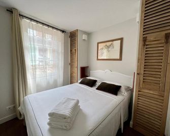 Les Petits Volets 2 - אנטיב - חדר שינה