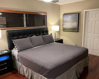 4 bedroom, 3 bath Modern Home with Hot Tub - Long Beach - Bedroom