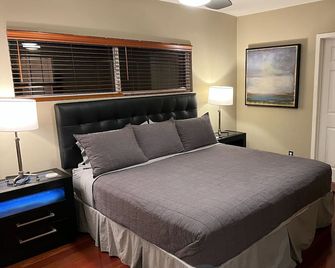 4 bedroom, 3 bath Modern Home with Hot Tub - Long Beach - Chambre