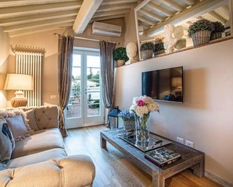 Casa Laura, Unwind Yourself On A Luxury Terrace In Lucca Town - Lucca - Wohnzimmer