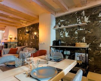 Sumptuous chalet of 130 m² for 11 guests, it is facing full with a view of the mountains. - Val Thorens - Eetruimte