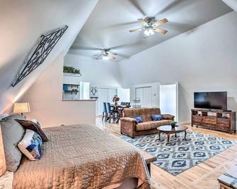 Lake Allatoona Area Studio with Pool and Views! - Cartersville - Bedroom