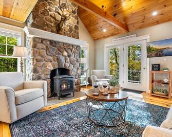 Norway Chalet-Lake & Ski Retreat. Hot tub, game room & endless adventure - Norway - Living room