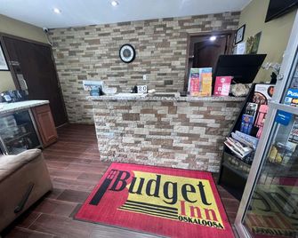 Budget Inn Oskaloosa Us 63 Near Pella - Oskaloosa - Front desk