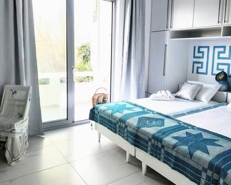 Suite Of Light Rooms With Panoramic Mountain View - Perama - Habitación