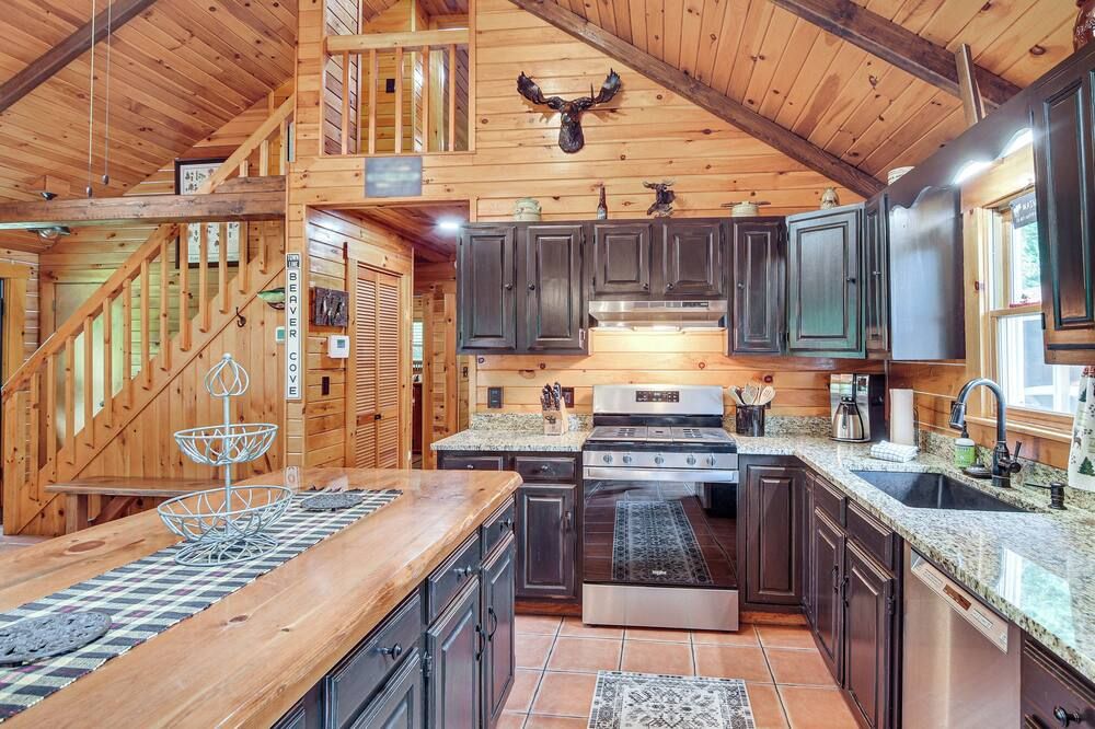 Woodsy Beaver Cove Cabin w/ Deck & Fire Pit! - Greenville - Keuken