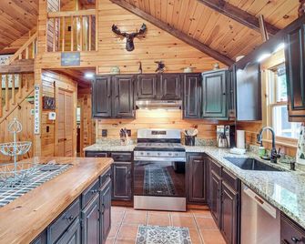 Woodsy Beaver Cove Cabin w/ Deck & Fire Pit! - Greenville - Keuken