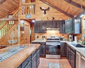 Woodsy Beaver Cove Cabin w/ Deck & Fire Pit! - Greenville - Keuken