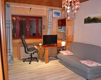 independent studio in house in the countryside - Billom - Sala de estar