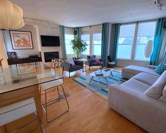 Stylish Nopa Penthouse, Remote Work Friendly - 三藩市 - 客廳