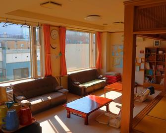 Otaru Ekimae Guest House Ito - Hostel - Otaru - Living room