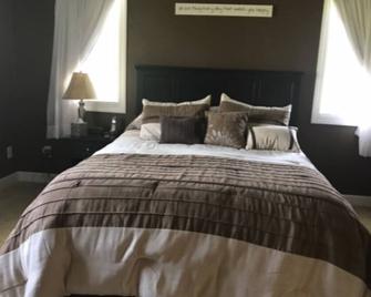 5 Star Reviews, 5-Bedroom Home Sleeps 10, 3-Bath, Hot Tub, Game Room, So Nice! - Oshkosh - Bedroom