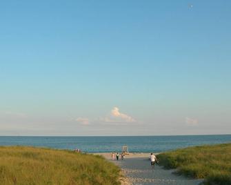 Hamptons Beach House - Steps To Town, Bike To Beach - Westhampton Beach - Playa