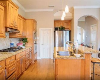 Spacious Kemah Boardwalk Townhome - Kemah - Kitchen