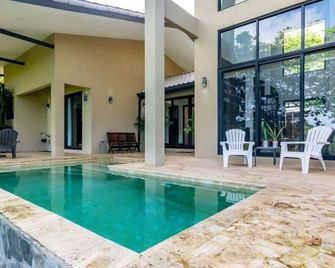 Nostalgic Retro Home on Luxurious Lot with a Private Infinity Pool and Ocean Views - Puerto Viejo - Piscina