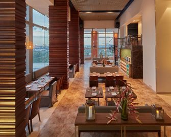 Royal Orchid Central Bangalore, Mg Road - באנגאלור - מסעדה