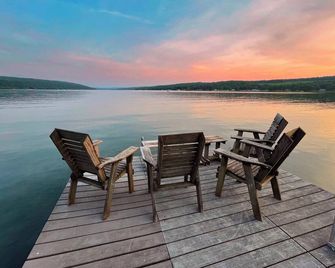 Risingwater Newly Listed Stunning Home with 150-Foot Beachfront in the Finger Lakes - Branchport - Balcón