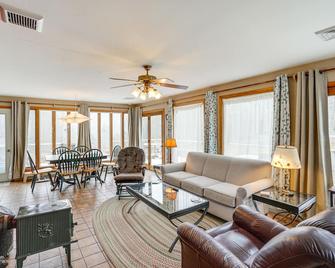 Hawley Home w/ Deck: 4 Mi to Berkshire East Resort - Hawley (Massachusetts) - Wohnzimmer