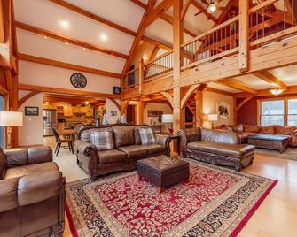 Mountain Paradise: Lake Area, A/C, Hot Tub, Fire Pit, Pool Table! - Friendsville - Living room