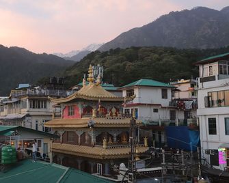 Hotel Buddha`s Abode - Best Hotel In Mcleodganj Main Market - Dharamshala - Näkymät ulkona