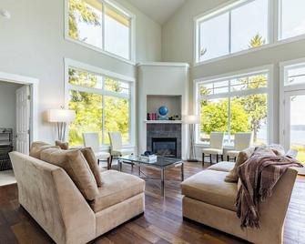 Langley by the Sea by AvantStay Panoramic Vistas - Langley - Living room