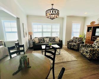 Downtown Villa - steps from the heart of Waxhaw - Waxhaw - Sala de estar