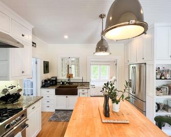 Historic Saint Helena farm house one block from Main Street - Saint Helena - Kitchen