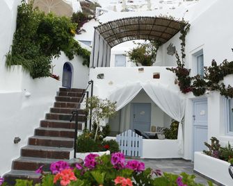 Aris Caves - Oia