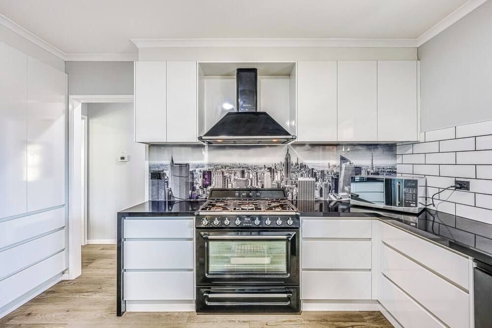 Stayau Pet-Friendly 7br Spacious Retreat - Morwell - Kitchen