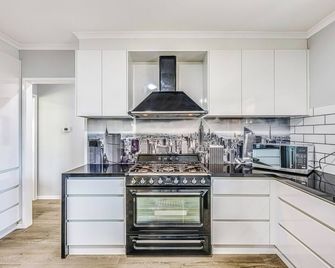 Stayau Pet-Friendly 7br Spacious Retreat - Morwell - Кухня