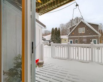 17 Mi to Ski Slopes! Retreat Near Lake Michigan - Frankfort - Balcony
