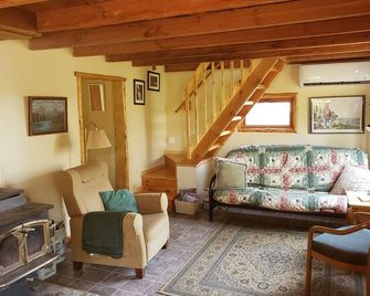 Cozy cabin on a lake just outside of Whitefish - Whitefish - Living room
